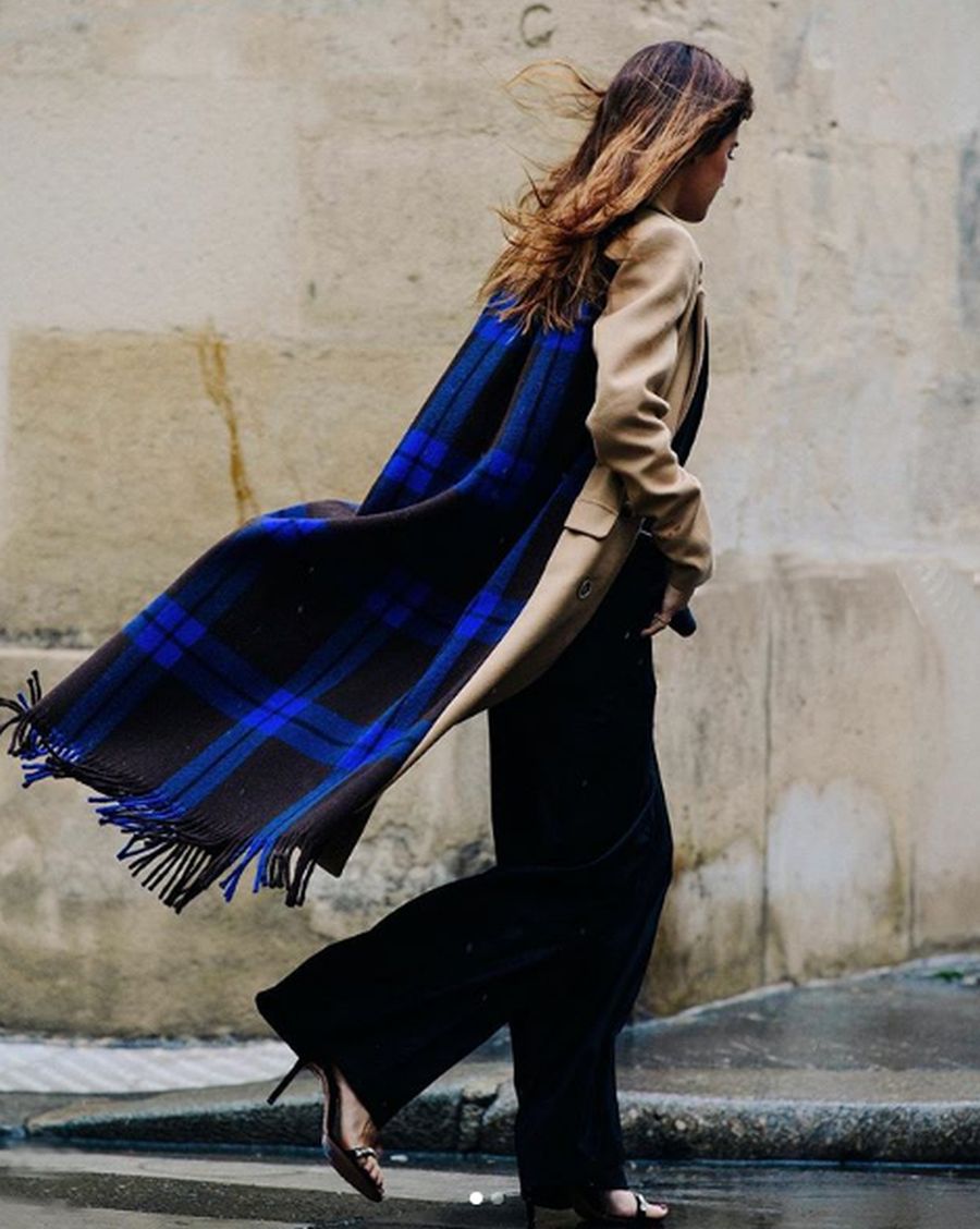 Como buena prescriptora de la moda, defiende la sandalia como aliada en los looks de invierno. La mezcla de piezas de estaciones antagónicas es muy habitual en ella