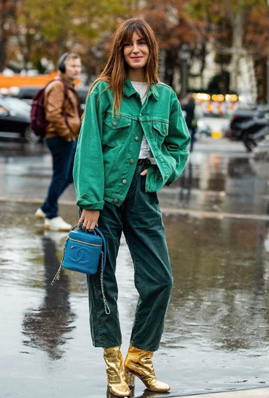 Su estilo representa a la mujer libre, sofisticada y actual. Los botines dorados, una de las máximas tendencias para este 2021, y el bolso de la firma Chanel coronan este 'outfit' de aire 'vintage' 
