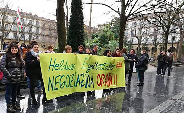 Protesta de LAB esta mañana frente a las puertas de Diputación. También han protestado frente a la sede del CRL.