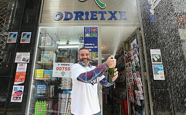 El propietario dela Librería Odrietxe está en racha. En el último mes ha repartido cuatro premios, y en 2014, una Bonoloto de 12.500.000 euros.