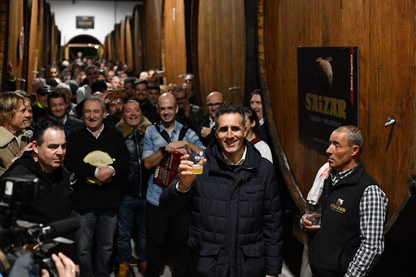 El exciclista Miguel Indurain ha sido este viernes el invitado de honor y encargado de abrir oficialmente la temporada del 'Txotx' 2020 en la sidrería Saizar de Usurbil. Lo ha hecho al grito de «hau da Usurbilgo Saizar sagardo berria!».