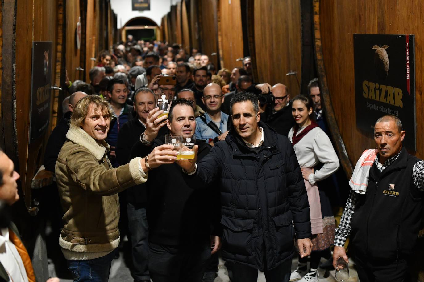 El exciclista Miguel Indurain ha sido este viernes el invitado de honor y encargado de abrir oficialmente la temporada del 'Txotx' 2020 en la sidrería Saizar de Usurbil. Lo ha hecho al grito de «hau da Usurbilgo Saizar sagardo berria!».
