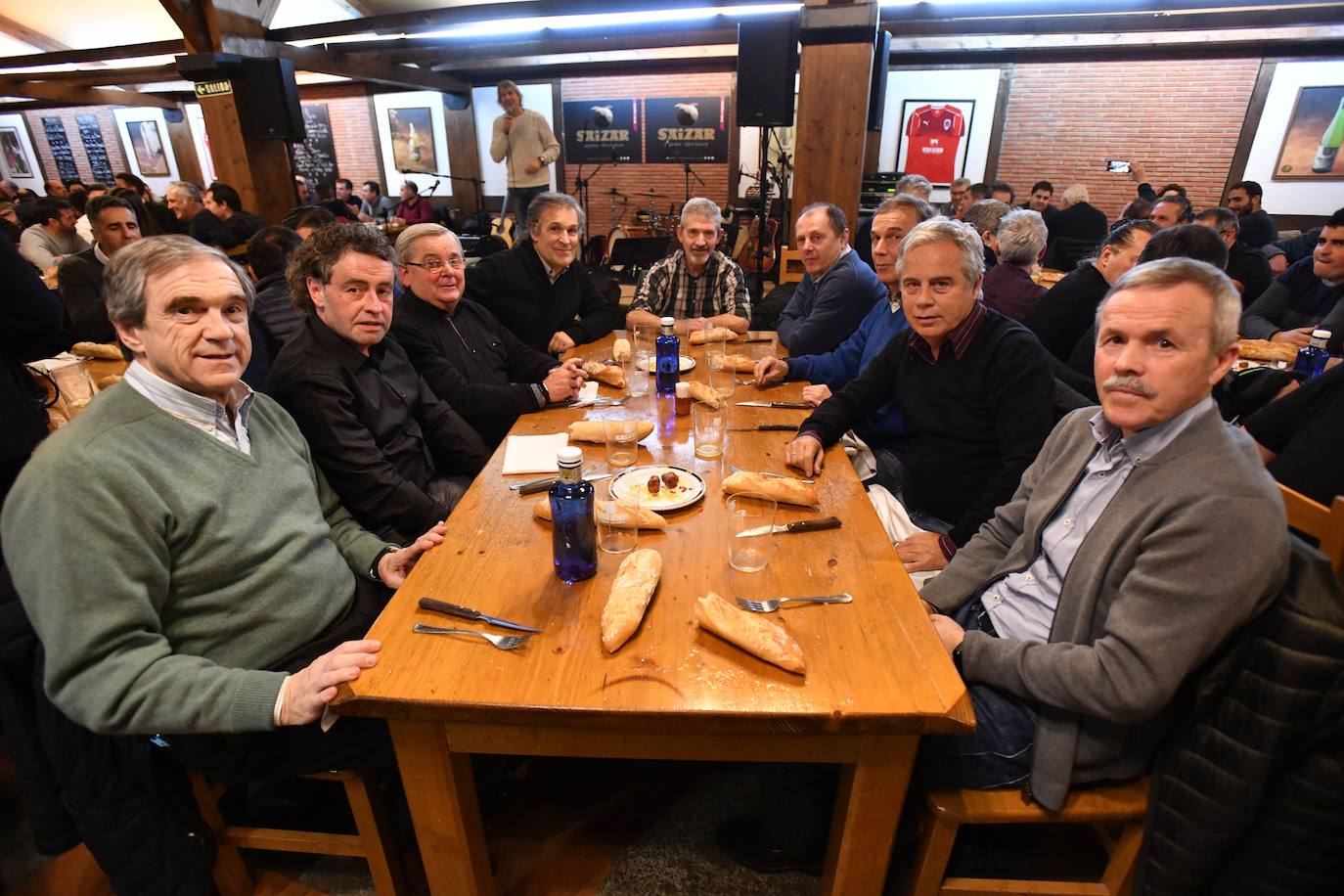 El exciclista Miguel Indurain ha sido este viernes el invitado de honor y encargado de abrir oficialmente la temporada del 'Txotx' 2020 en la sidrería Saizar de Usurbil. Lo ha hecho al grito de «hau da Usurbilgo Saizar sagardo berria!».