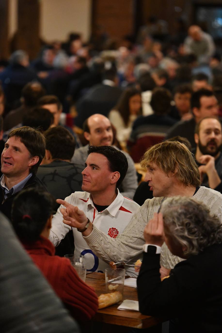 El exciclista Miguel Indurain ha sido este viernes el invitado de honor y encargado de abrir oficialmente la temporada del 'Txotx' 2020 en la sidrería Saizar de Usurbil. Lo ha hecho al grito de «hau da Usurbilgo Saizar sagardo berria!».