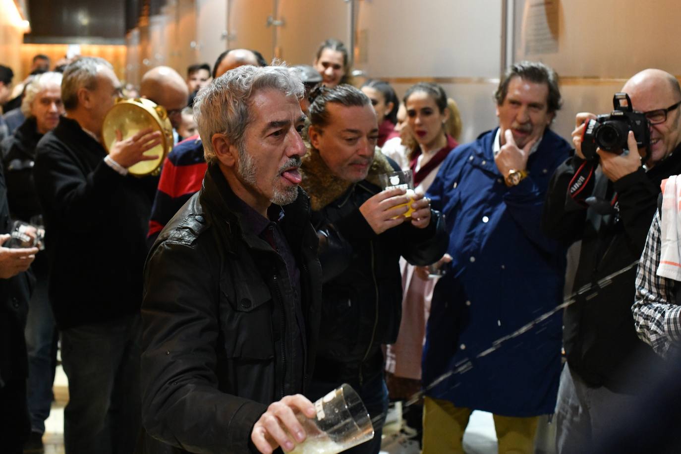 El exciclista Miguel Indurain ha sido este viernes el invitado de honor y encargado de abrir oficialmente la temporada del 'Txotx' 2020 en la sidrería Saizar de Usurbil. Lo ha hecho al grito de «hau da Usurbilgo Saizar sagardo berria!».