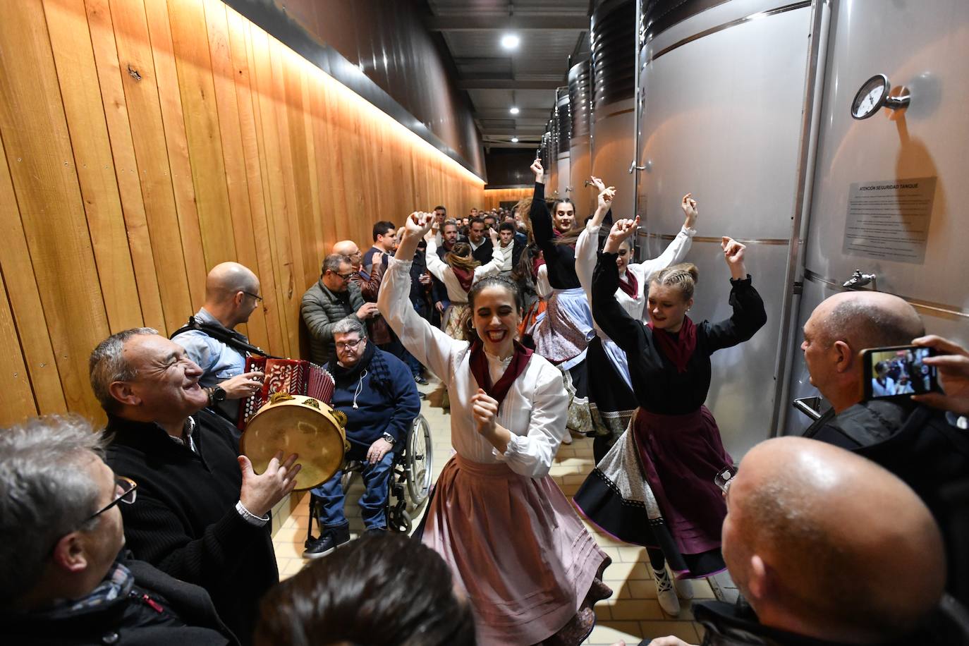 El exciclista Miguel Indurain ha sido este viernes el invitado de honor y encargado de abrir oficialmente la temporada del 'Txotx' 2020 en la sidrería Saizar de Usurbil. Lo ha hecho al grito de «hau da Usurbilgo Saizar sagardo berria!».