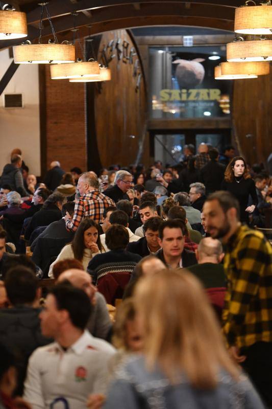 El exciclista Miguel Indurain ha sido este viernes el invitado de honor y encargado de abrir oficialmente la temporada del 'Txotx' 2020 en la sidrería Saizar de Usurbil. Lo ha hecho al grito de «hau da Usurbilgo Saizar sagardo berria!».