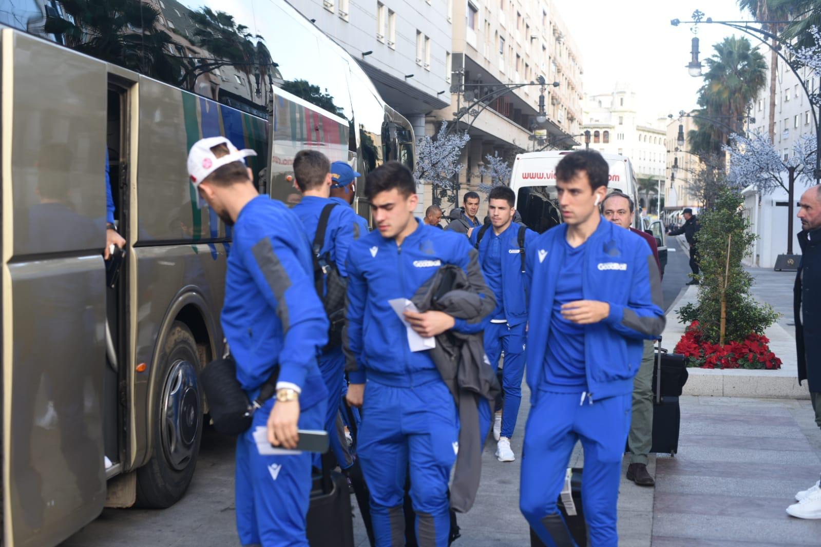 Los jugadores de la Real Sociedad han aterrizado, a primera hora de la tarde, en Ceuta y se han desplazado directamente al hotel. 