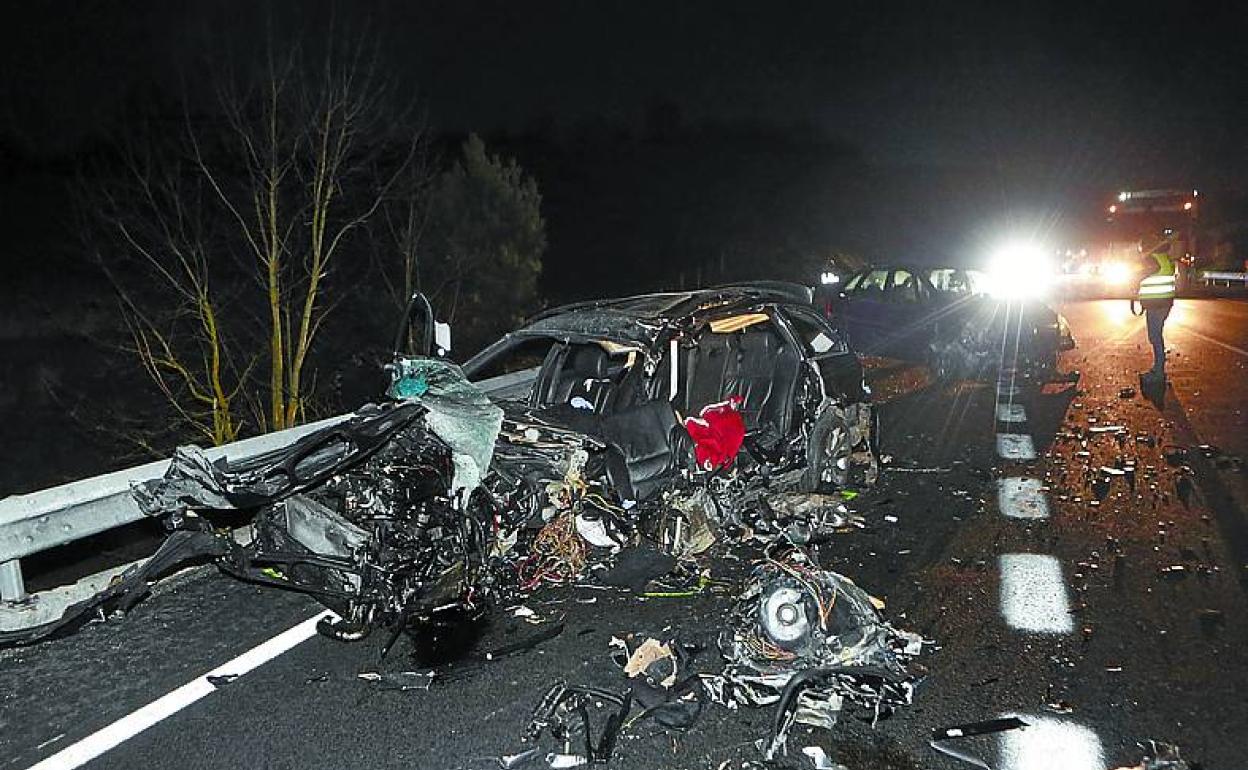 El coche de los fallecidos, destrozado tras el impacto