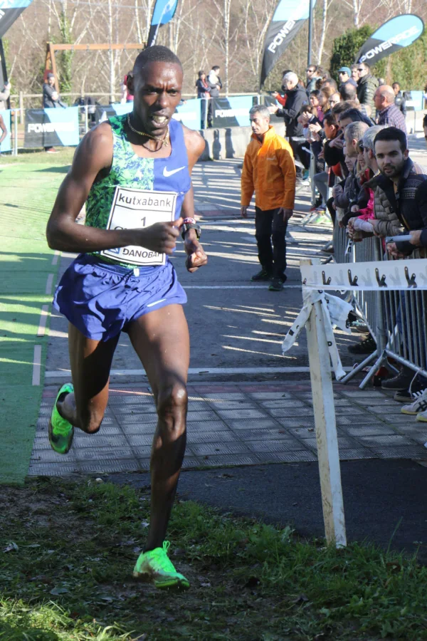 El etíope Tadese Worku, 17 años, ha protagonizado la gran sorpresa del 77 cross Juan Muguerza de Elgoibar en una espectacular cabalgada ante corredores seniors se primer nivel. La keniana Hellen Obiri, campeona mundial, no ha permitido la sorpresa en categoría femenina y ha repetido su triunfo de la pasada edición, circunstancia que no sucedía desde hacía 31 años.