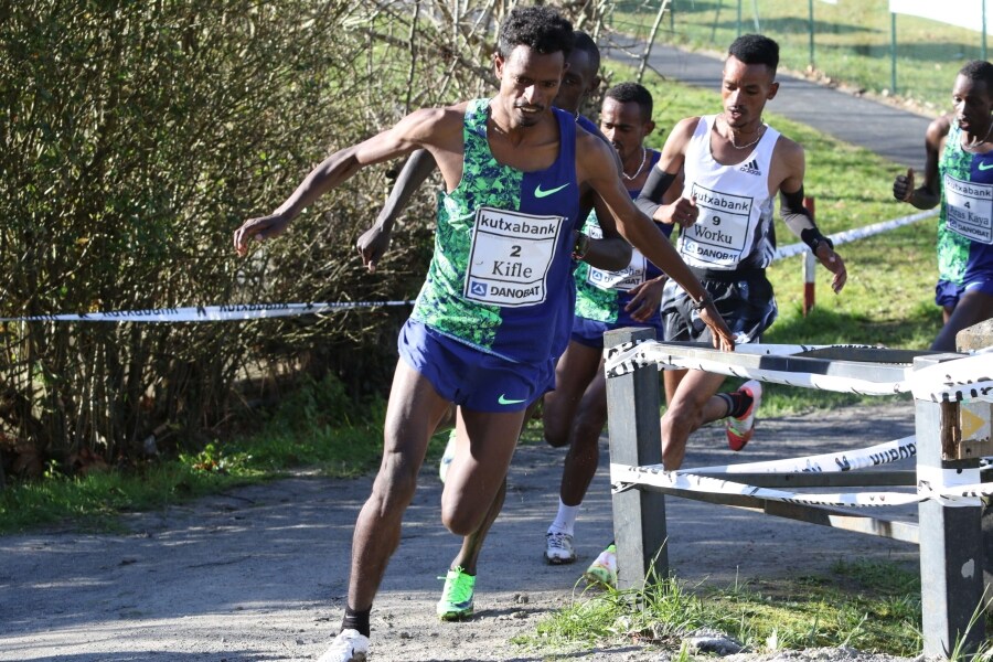 El etíope Tadese Worku, 17 años, ha protagonizado la gran sorpresa del 77 cross Juan Muguerza de Elgoibar en una espectacular cabalgada ante corredores seniors se primer nivel. La keniana Hellen Obiri, campeona mundial, no ha permitido la sorpresa en categoría femenina y ha repetido su triunfo de la pasada edición, circunstancia que no sucedía desde hacía 31 años.