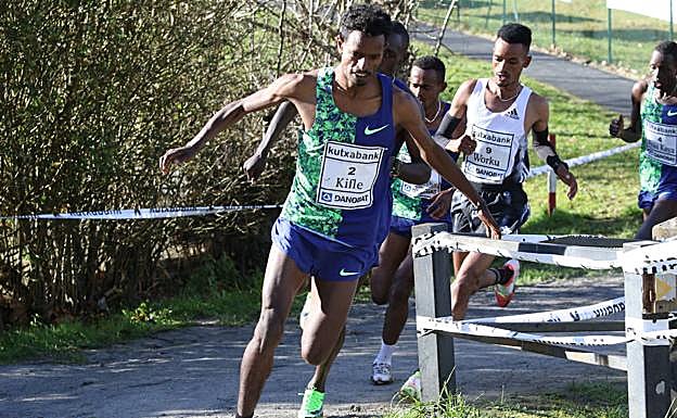 Fue el eritreo Kifle quien se atrevió a tirar del grupo inicialmente, hasta que Worku, con el dorsal número 9, comenzó a apretar.