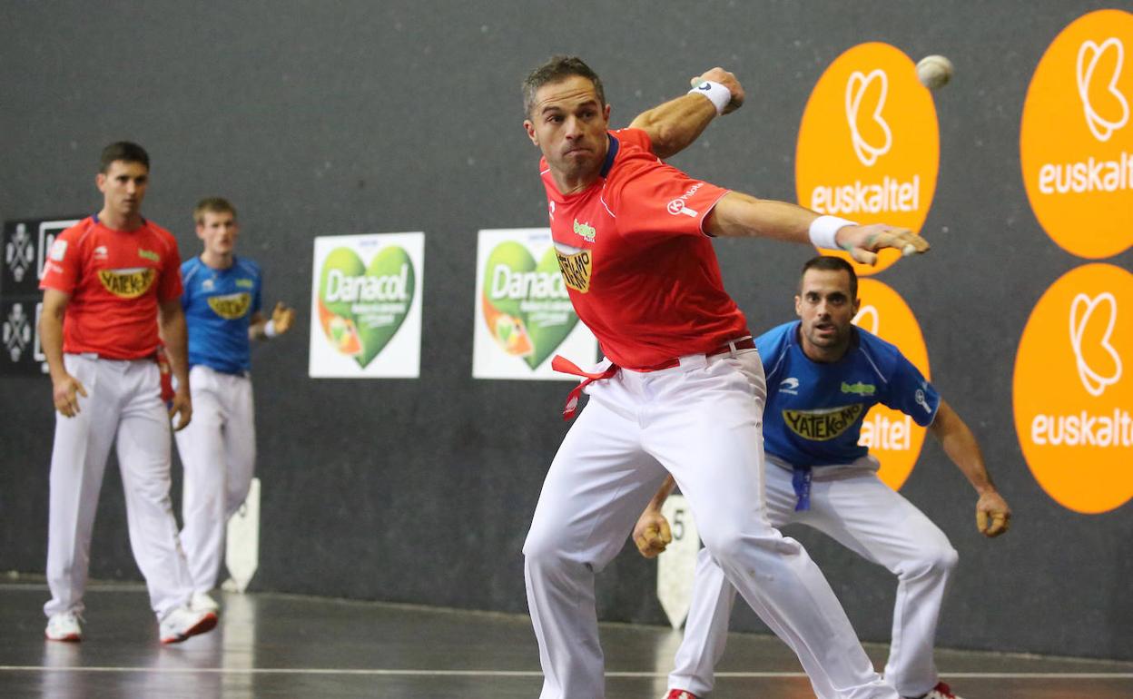 Olaizola II se dispone a golpear de derecha ante Bengoetxea VI en Zumaia. Al fondo, Urrutikoetxea y Mariezkurrena II. 