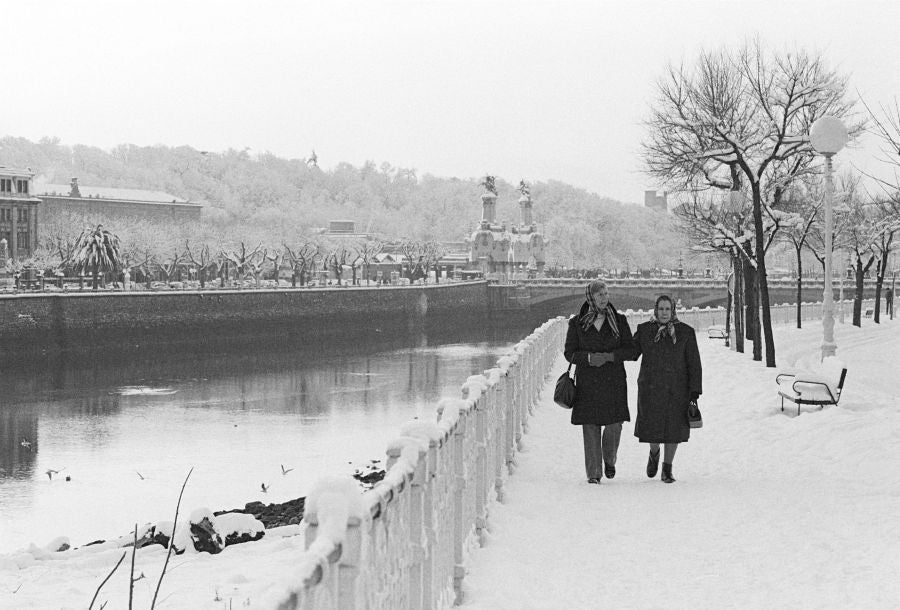 El paseo de los Fueros de Donostia totalmente cubierto