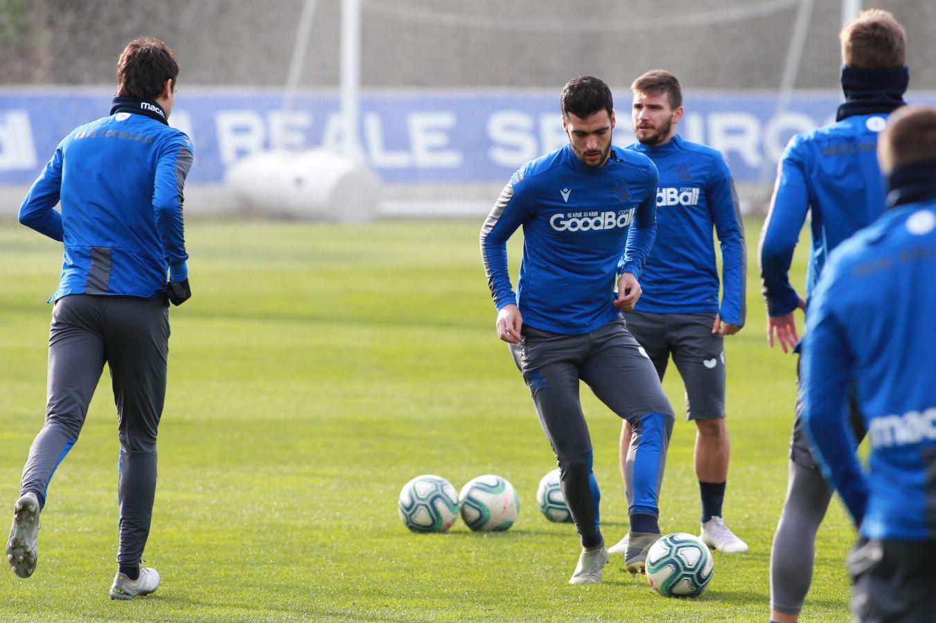 Esta mañana han saltado al Z1 los tres porteros más los que no jugaron en Copa, como Llorente, Pardo, Sagnan y Gorosabel, y los que fueron suplentes, entre ellos Merino, Willian José y Portu, con la novedad del canterano Roberto López