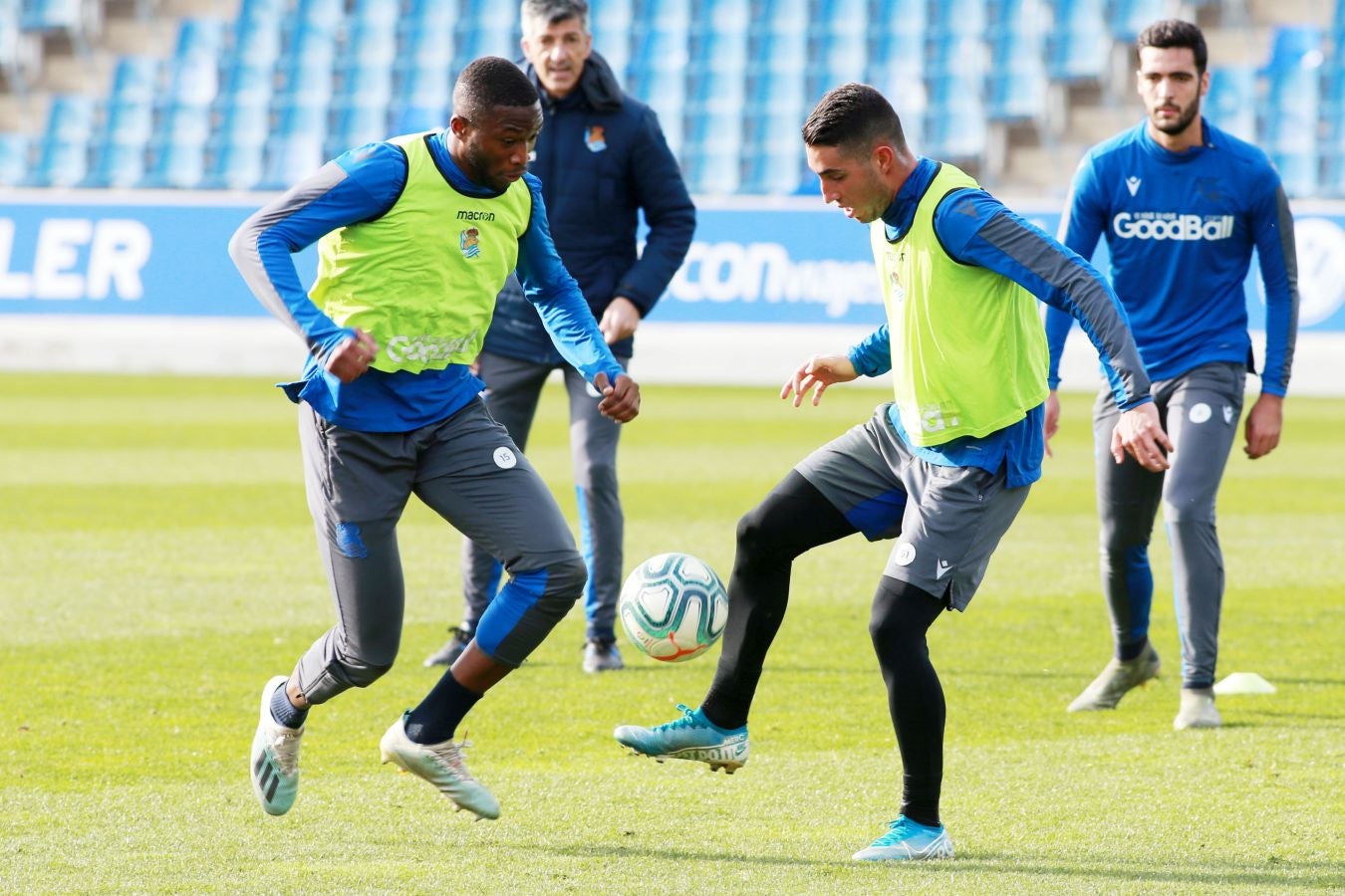 Esta mañana han saltado al Z1 los tres porteros más los que no jugaron en Copa, como Llorente, Pardo, Sagnan y Gorosabel, y los que fueron suplentes, entre ellos Merino, Willian José y Portu, con la novedad del canterano Roberto López