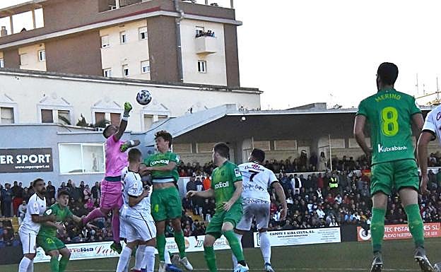 Le Normand trata de rematar de cabeza un centro realista, aunque el guardameta rival despeja con los puños.