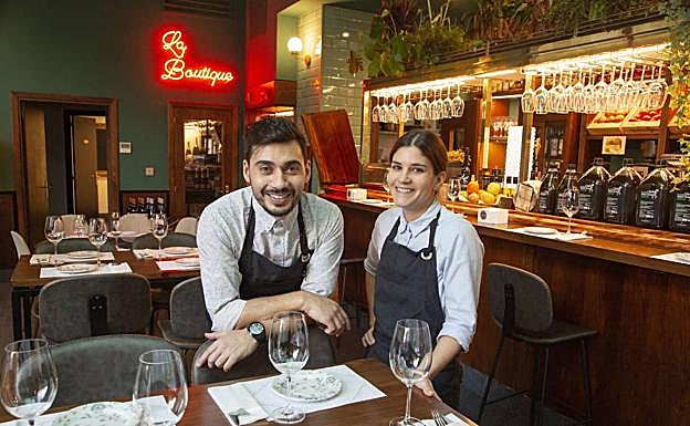 Pablo Aguilar y Usoa Martín ofrecen buen producto y una gran atención a los clientes del Altuna Boutique Bar.