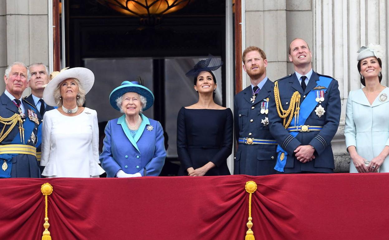 Isabel II, rodeada de la familia real británica, con Enrique y Megan a la izquierda de la monarca. 