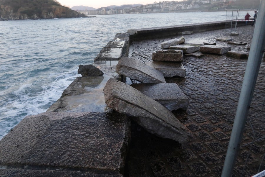 Fotos: Comienzan a recolocar las piedras que el mar arrancó al petril del Peine del Viento