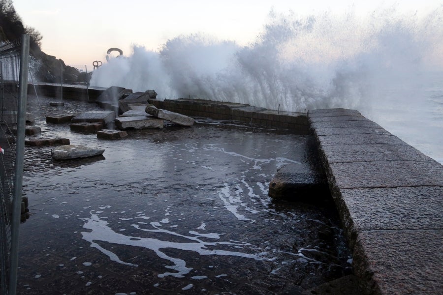 Fotos: Comienzan a recolocar las piedras que el mar arrancó al petril del Peine del Viento