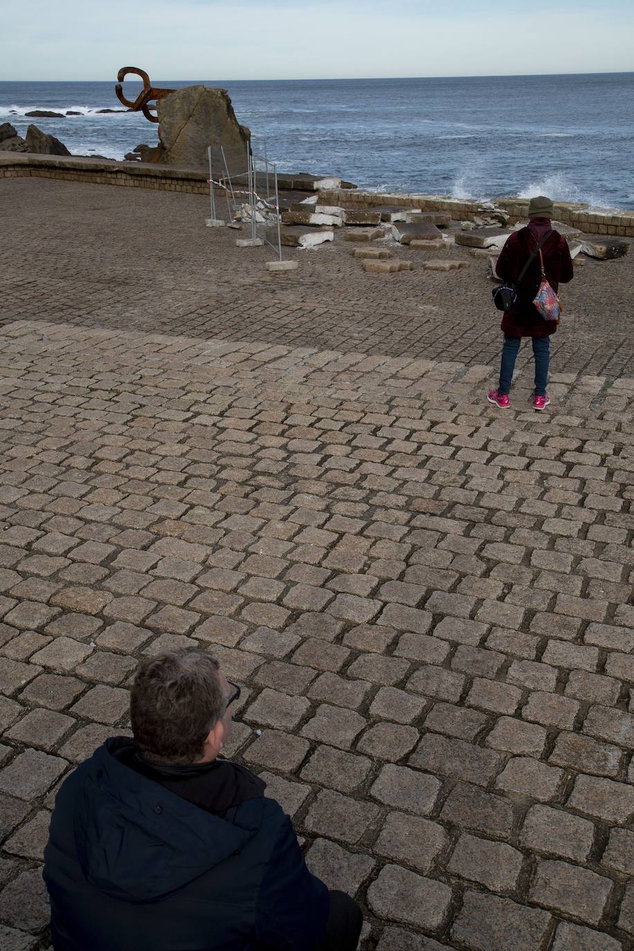 Fotos: Comienzan a recolocar las piedras que el mar arrancó al petril del Peine del Viento