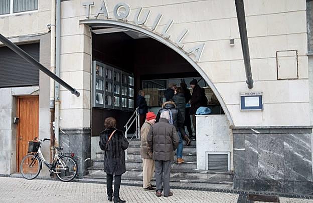 Espectadores ante las taquillas de los cines Príncipe.