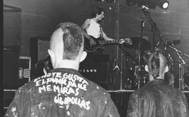 Kikol Grau rescata en 'Los demenciales chicos acelerados' la era más dura del punk en Euskadi