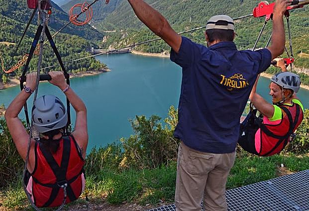 Dos jóvenes a punto de lanzarse por la tirolina de Hoz de Jaca.