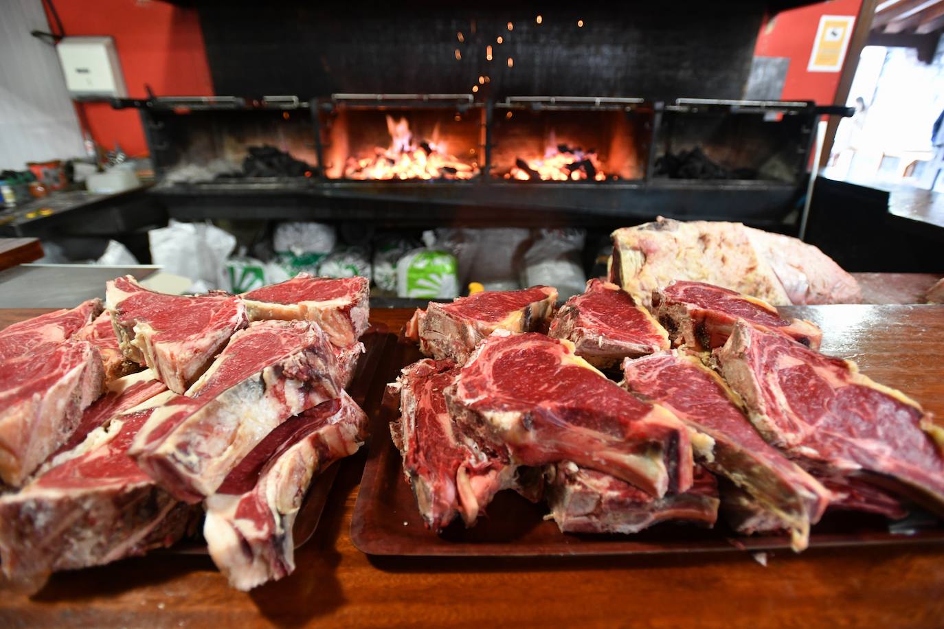 La cantante Izaro ha sido este miércoles la invitada de honor para inaugurar de manera oficial la XXVII temporada del txotx 2020 en la sidrería Alorrenea, de Astigarraga. Al grito del ya tradicional 'Gure Sagardo Berria' ('Nuestra nueva sidra'), Izaro ha abierto la primera kupela de sidra, que este año se caracteriza por ser un caldo «equilibrado y con aromas a fruta fresca». Se da la paradoja de que la cantante no bebe alcohol, como ella misma ha reconocido, aunque ha recibido con «honor» la invitación, además de con «sorpresa». Así, ha alzado el vaso y ha probado «un poquito» la sidra.