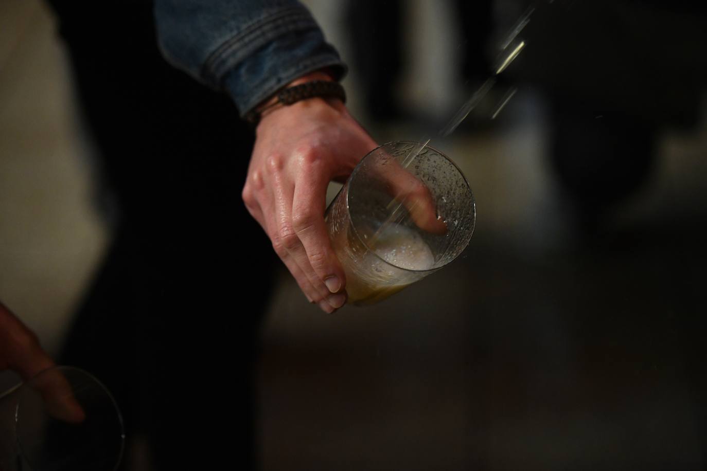 La cantante Izaro ha sido este miércoles la invitada de honor para inaugurar de manera oficial la XXVII temporada del txotx 2020 en la sidrería Alorrenea, de Astigarraga. Al grito del ya tradicional 'Gure Sagardo Berria' ('Nuestra nueva sidra'), Izaro ha abierto la primera kupela de sidra, que este año se caracteriza por ser un caldo «equilibrado y con aromas a fruta fresca». Se da la paradoja de que la cantante no bebe alcohol, como ella misma ha reconocido, aunque ha recibido con «honor» la invitación, además de con «sorpresa». Así, ha alzado el vaso y ha probado «un poquito» la sidra.