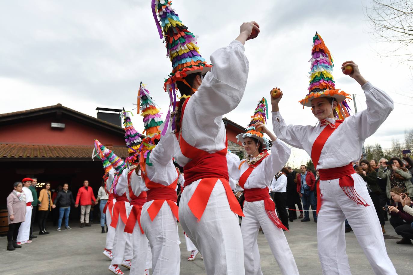 La cantante Izaro ha sido este miércoles la invitada de honor para inaugurar de manera oficial la XXVII temporada del txotx 2020 en la sidrería Alorrenea, de Astigarraga. Al grito del ya tradicional 'Gure Sagardo Berria' ('Nuestra nueva sidra'), Izaro ha abierto la primera kupela de sidra, que este año se caracteriza por ser un caldo «equilibrado y con aromas a fruta fresca». Se da la paradoja de que la cantante no bebe alcohol, como ella misma ha reconocido, aunque ha recibido con «honor» la invitación, además de con «sorpresa». Así, ha alzado el vaso y ha probado «un poquito» la sidra.