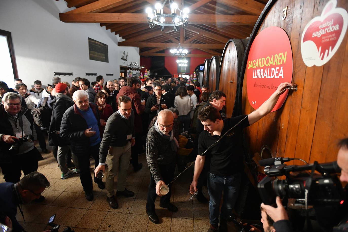 La cantante Izaro ha sido este miércoles la invitada de honor para inaugurar de manera oficial la XXVII temporada del txotx 2020 en la sidrería Alorrenea, de Astigarraga. Al grito del ya tradicional 'Gure Sagardo Berria' ('Nuestra nueva sidra'), Izaro ha abierto la primera kupela de sidra, que este año se caracteriza por ser un caldo «equilibrado y con aromas a fruta fresca». Se da la paradoja de que la cantante no bebe alcohol, como ella misma ha reconocido, aunque ha recibido con «honor» la invitación, además de con «sorpresa». Así, ha alzado el vaso y ha probado «un poquito» la sidra.