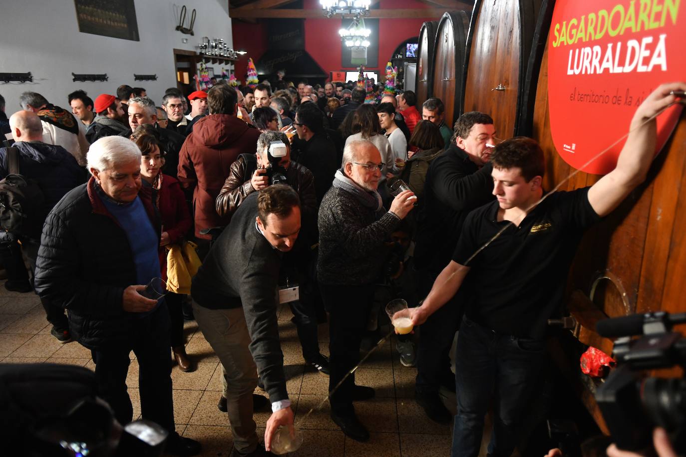 La cantante Izaro ha sido este miércoles la invitada de honor para inaugurar de manera oficial la XXVII temporada del txotx 2020 en la sidrería Alorrenea, de Astigarraga. Al grito del ya tradicional 'Gure Sagardo Berria' ('Nuestra nueva sidra'), Izaro ha abierto la primera kupela de sidra, que este año se caracteriza por ser un caldo «equilibrado y con aromas a fruta fresca». Se da la paradoja de que la cantante no bebe alcohol, como ella misma ha reconocido, aunque ha recibido con «honor» la invitación, además de con «sorpresa». Así, ha alzado el vaso y ha probado «un poquito» la sidra.