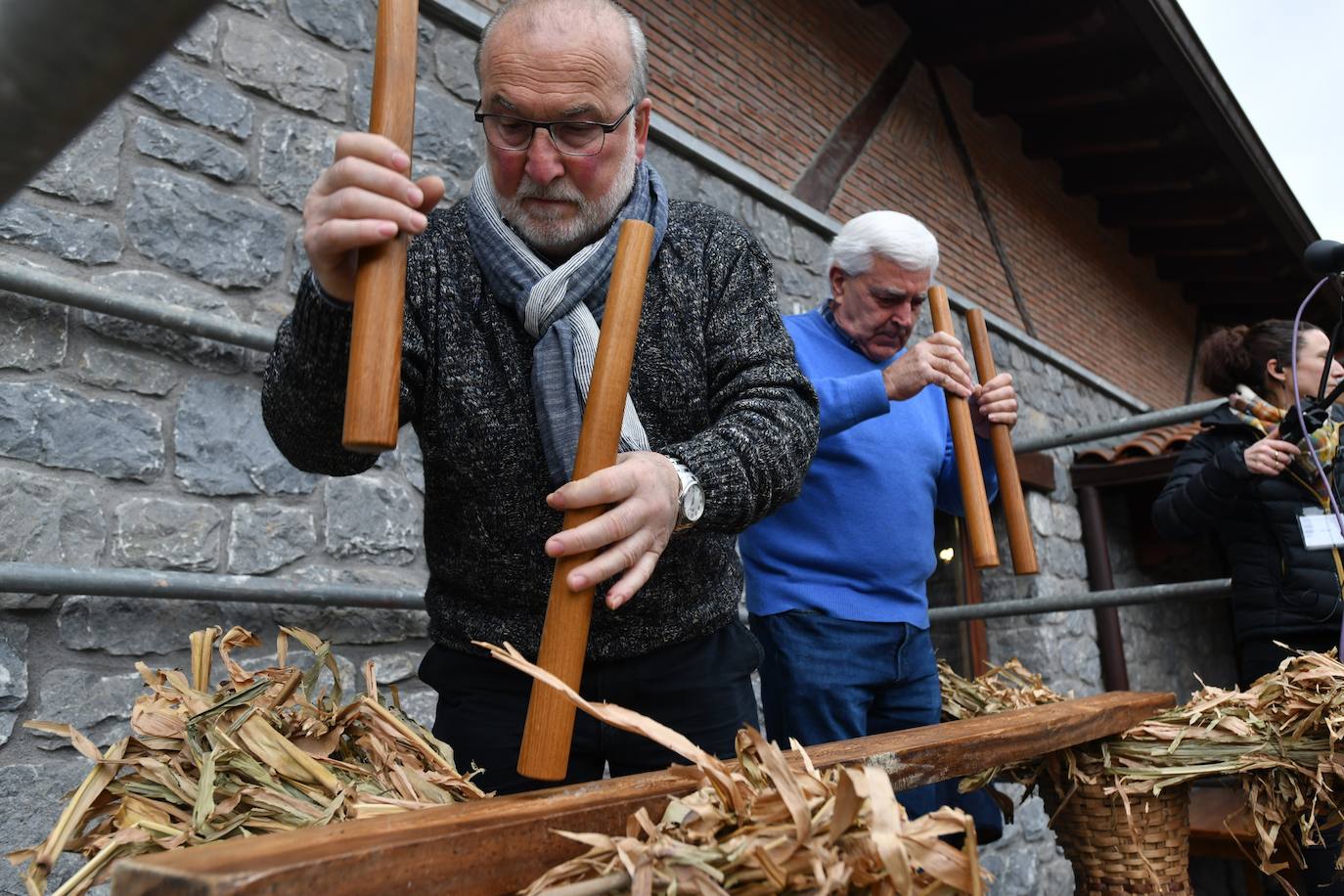 La cantante Izaro ha sido este miércoles la invitada de honor para inaugurar de manera oficial la XXVII temporada del txotx 2020 en la sidrería Alorrenea, de Astigarraga. Al grito del ya tradicional 'Gure Sagardo Berria' ('Nuestra nueva sidra'), Izaro ha abierto la primera kupela de sidra, que este año se caracteriza por ser un caldo «equilibrado y con aromas a fruta fresca». Se da la paradoja de que la cantante no bebe alcohol, como ella misma ha reconocido, aunque ha recibido con «honor» la invitación, además de con «sorpresa». Así, ha alzado el vaso y ha probado «un poquito» la sidra.