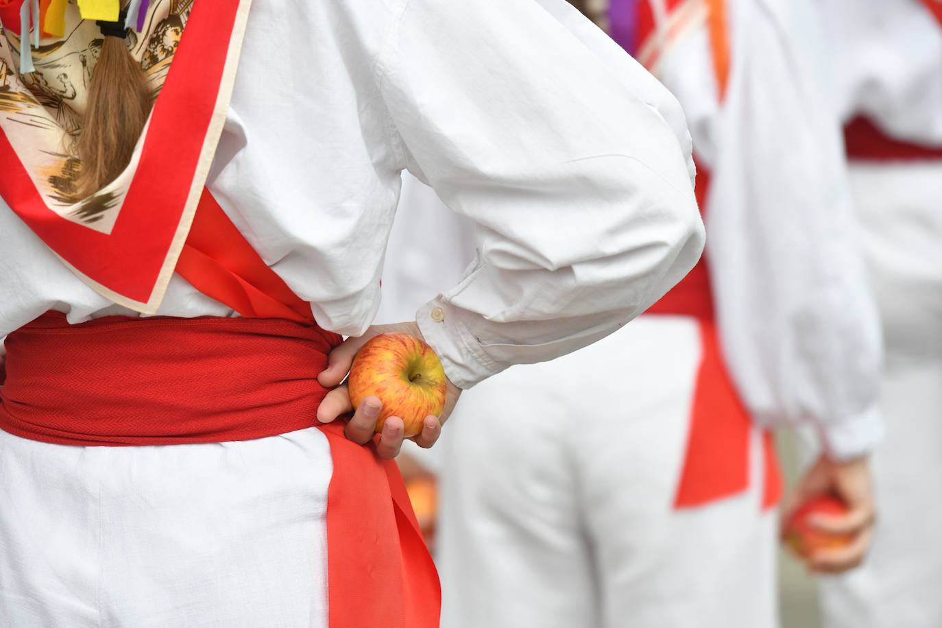 La cantante Izaro ha sido este miércoles la invitada de honor para inaugurar de manera oficial la XXVII temporada del txotx 2020 en la sidrería Alorrenea, de Astigarraga. Al grito del ya tradicional 'Gure Sagardo Berria' ('Nuestra nueva sidra'), Izaro ha abierto la primera kupela de sidra, que este año se caracteriza por ser un caldo «equilibrado y con aromas a fruta fresca». Se da la paradoja de que la cantante no bebe alcohol, como ella misma ha reconocido, aunque ha recibido con «honor» la invitación, además de con «sorpresa». Así, ha alzado el vaso y ha probado «un poquito» la sidra.