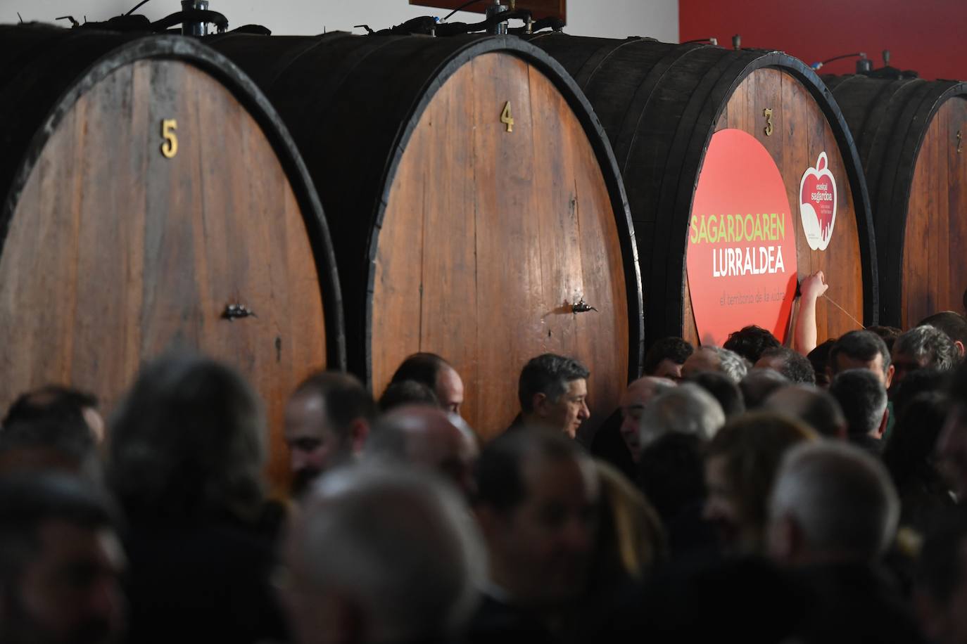 La cantante Izaro ha sido este miércoles la invitada de honor para inaugurar de manera oficial la XXVII temporada del txotx 2020 en la sidrería Alorrenea, de Astigarraga. Al grito del ya tradicional 'Gure Sagardo Berria' ('Nuestra nueva sidra'), Izaro ha abierto la primera kupela de sidra, que este año se caracteriza por ser un caldo «equilibrado y con aromas a fruta fresca». Se da la paradoja de que la cantante no bebe alcohol, como ella misma ha reconocido, aunque ha recibido con «honor» la invitación, además de con «sorpresa». Así, ha alzado el vaso y ha probado «un poquito» la sidra.