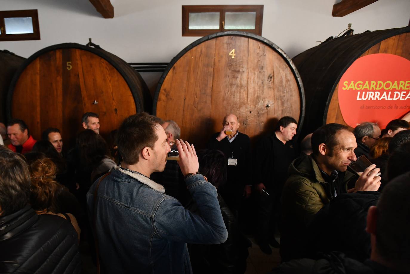 La cantante Izaro ha sido este miércoles la invitada de honor para inaugurar de manera oficial la XXVII temporada del txotx 2020 en la sidrería Alorrenea, de Astigarraga. Al grito del ya tradicional 'Gure Sagardo Berria' ('Nuestra nueva sidra'), Izaro ha abierto la primera kupela de sidra, que este año se caracteriza por ser un caldo «equilibrado y con aromas a fruta fresca». Se da la paradoja de que la cantante no bebe alcohol, como ella misma ha reconocido, aunque ha recibido con «honor» la invitación, además de con «sorpresa». Así, ha alzado el vaso y ha probado «un poquito» la sidra.