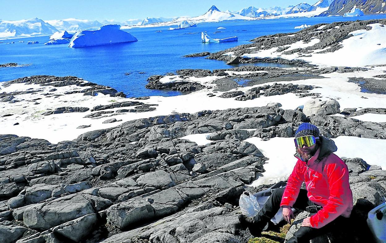 Miguel Olalla (en la foto) y Luis R. Pertierra son dos de los científicos españoles que estudian estos invasores en la Antártida.
