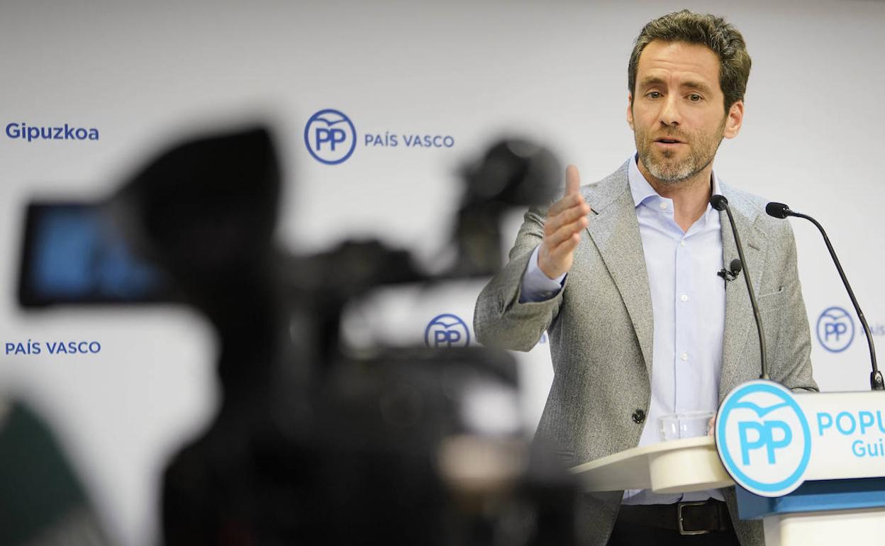 Borja Sémper en la rueda de prenas de despedida.