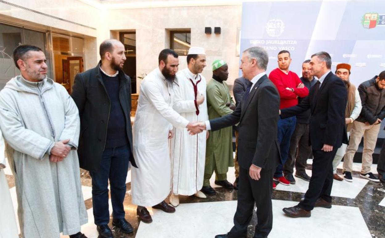 El lehendakari saluda a los imanes de las mezquitas vascas.