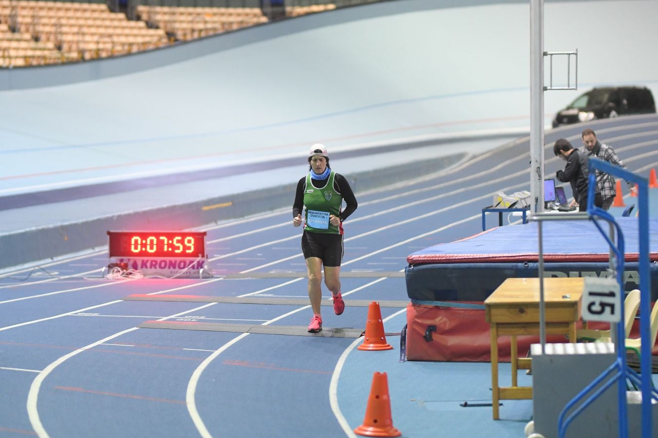 Esta mañana se ha disputado un maratón indoor con 211 vueltas en la pista en la que han participado 8 veteranos corredores, entre ellos dos guipuzcoanos: Idoia Esnaola y Jesús Egimendia.