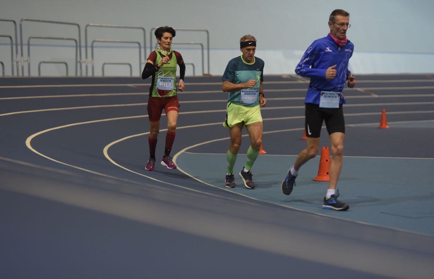 Esta mañana se ha disputado un maratón indoor con 211 vueltas en la pista en la que han participado 8 veteranos corredores, entre ellos dos guipuzcoanos: Idoia Esnaola y Jesús Egimendia.