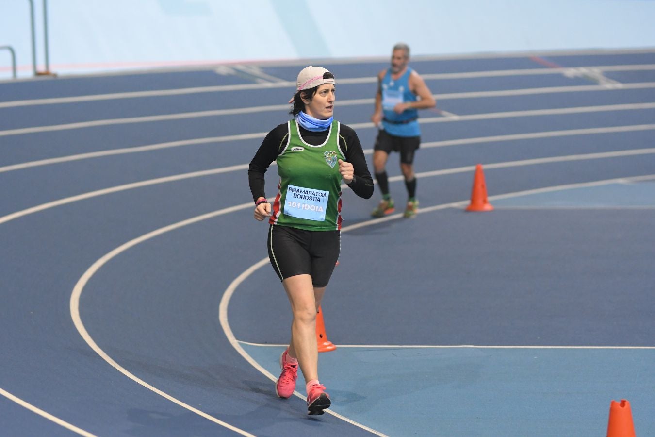 Esta mañana se ha disputado un maratón indoor con 211 vueltas en la pista en la que han participado 8 veteranos corredores, entre ellos dos guipuzcoanos: Idoia Esnaola y Jesús Egimendia.
