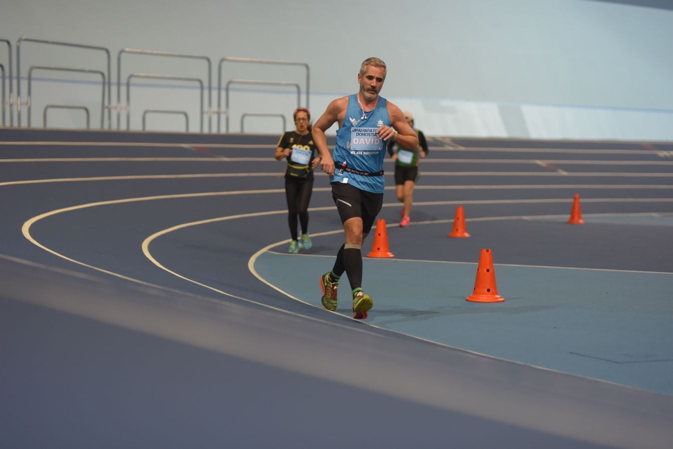 Esta mañana se ha disputado un maratón indoor con 211 vueltas en la pista en la que han participado 8 veteranos corredores, entre ellos dos guipuzcoanos: Idoia Esnaola y Jesús Egimendia.