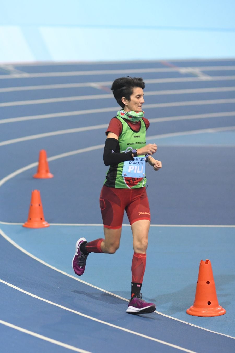 Esta mañana se ha disputado un maratón indoor con 211 vueltas en la pista en la que han participado 8 veteranos corredores, entre ellos dos guipuzcoanos: Idoia Esnaola y Jesús Egimendia.