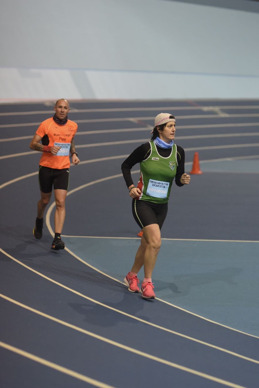 Esta mañana se ha disputado un maratón indoor con 211 vueltas en la pista en la que han participado 8 veteranos corredores, entre ellos dos guipuzcoanos: Idoia Esnaola y Jesús Egimendia.