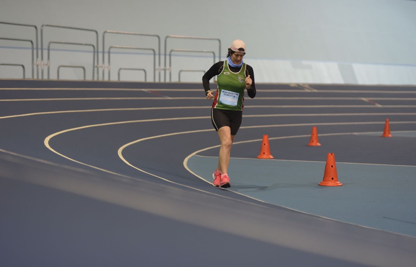 Esta mañana se ha disputado un maratón indoor con 211 vueltas en la pista en la que han participado 8 veteranos corredores, entre ellos dos guipuzcoanos: Idoia Esnaola y Jesús Egimendia.