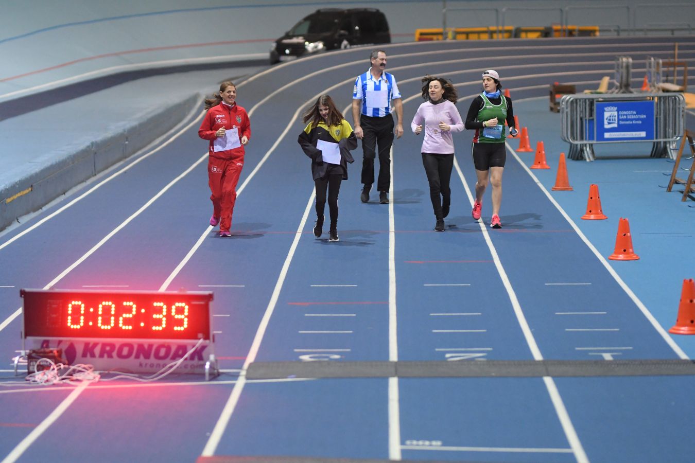 Esta mañana se ha disputado un maratón indoor con 211 vueltas en la pista en la que han participado 8 veteranos corredores, entre ellos dos guipuzcoanos: Idoia Esnaola y Jesús Egimendia.