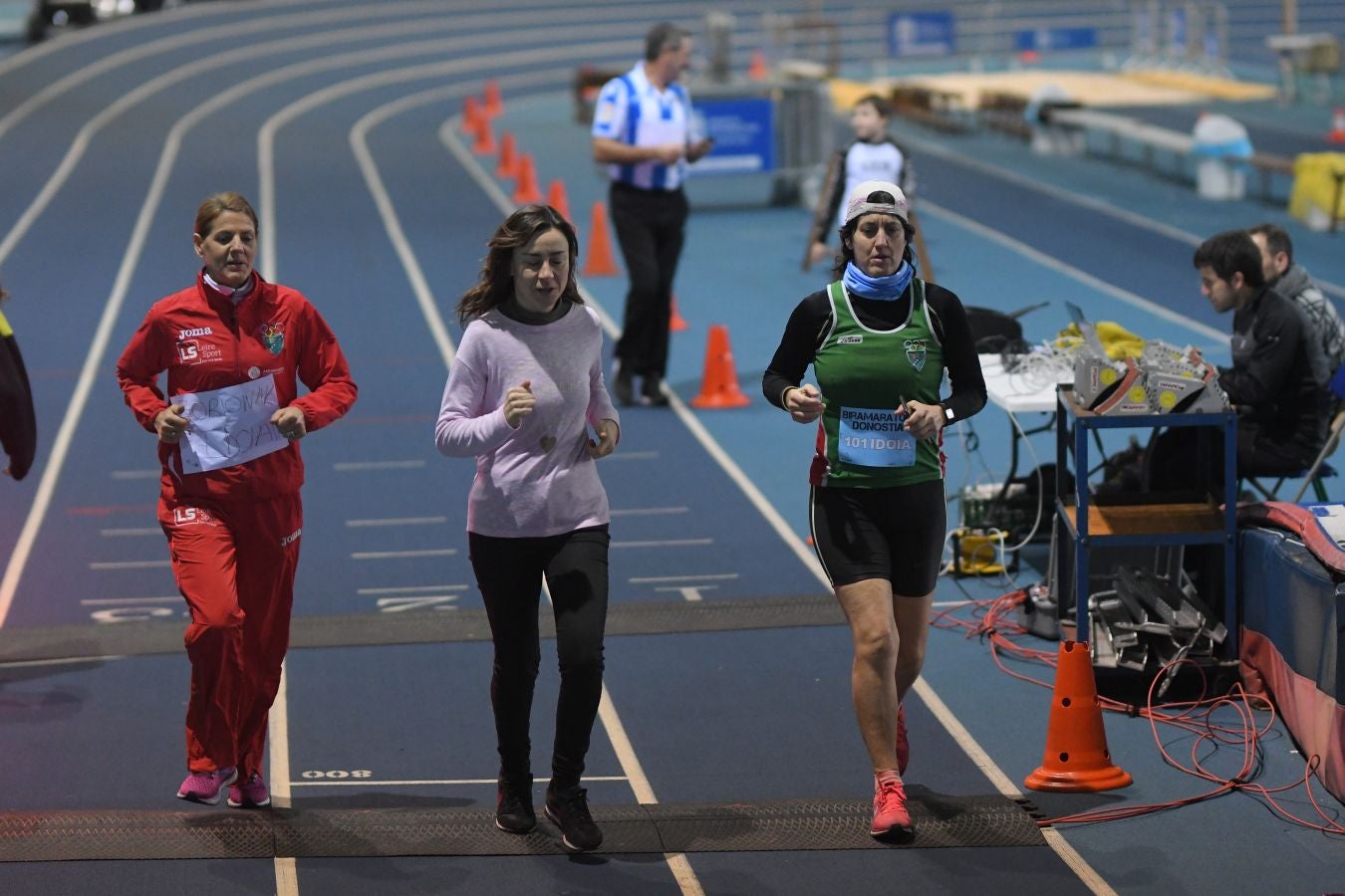 Esta mañana se ha disputado un maratón indoor con 211 vueltas en la pista en la que han participado 8 veteranos corredores, entre ellos dos guipuzcoanos: Idoia Esnaola y Jesús Egimendia.